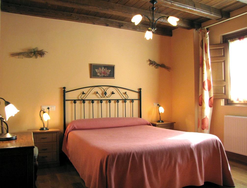 Casa Rural Burret Pensionat Ochagavía Exteriör bild